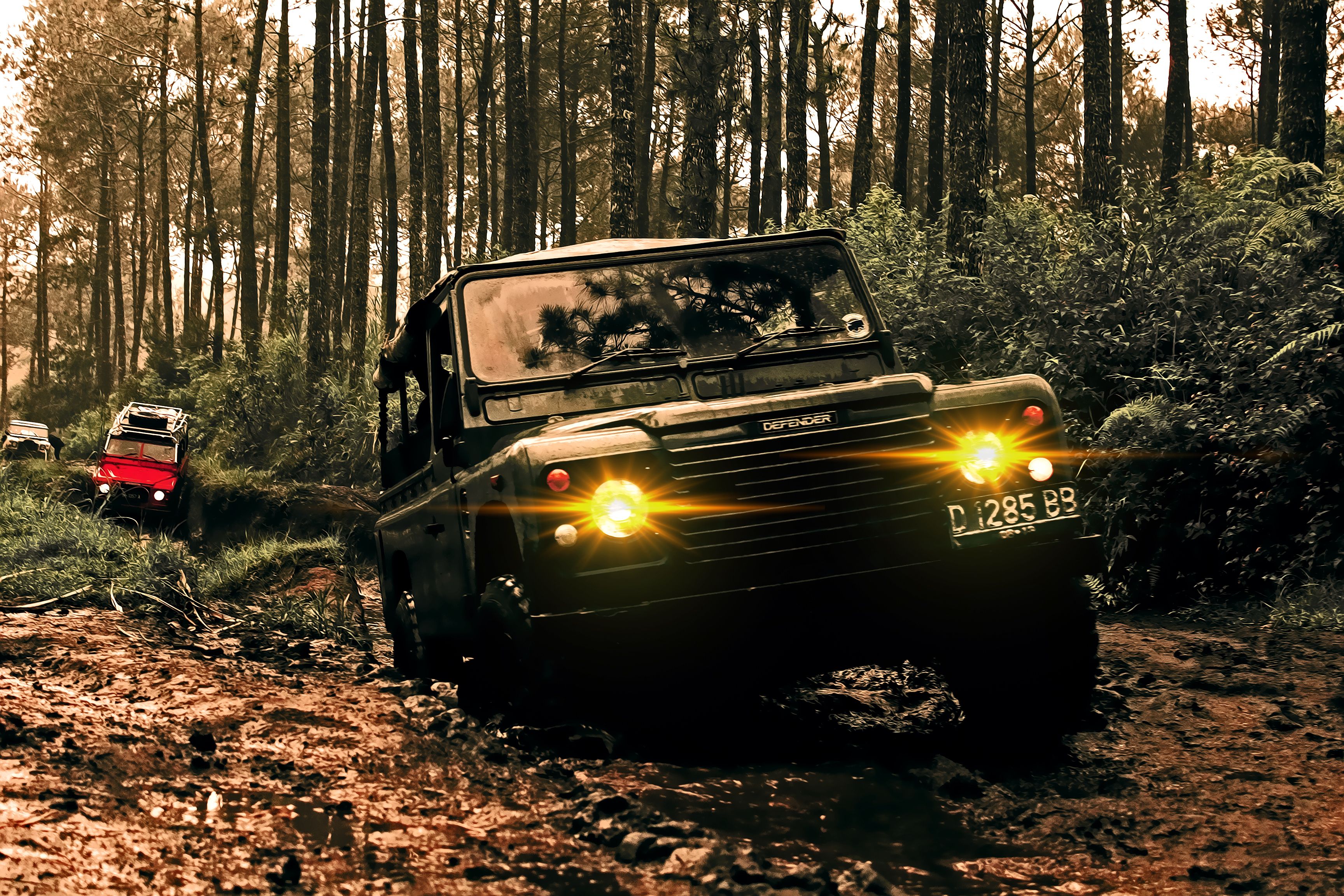 Veículo 4x4 em terreno irregular durante treinamento de condução off-road ministrado por Jadir de Oliveira Junior em Minas Gerais
