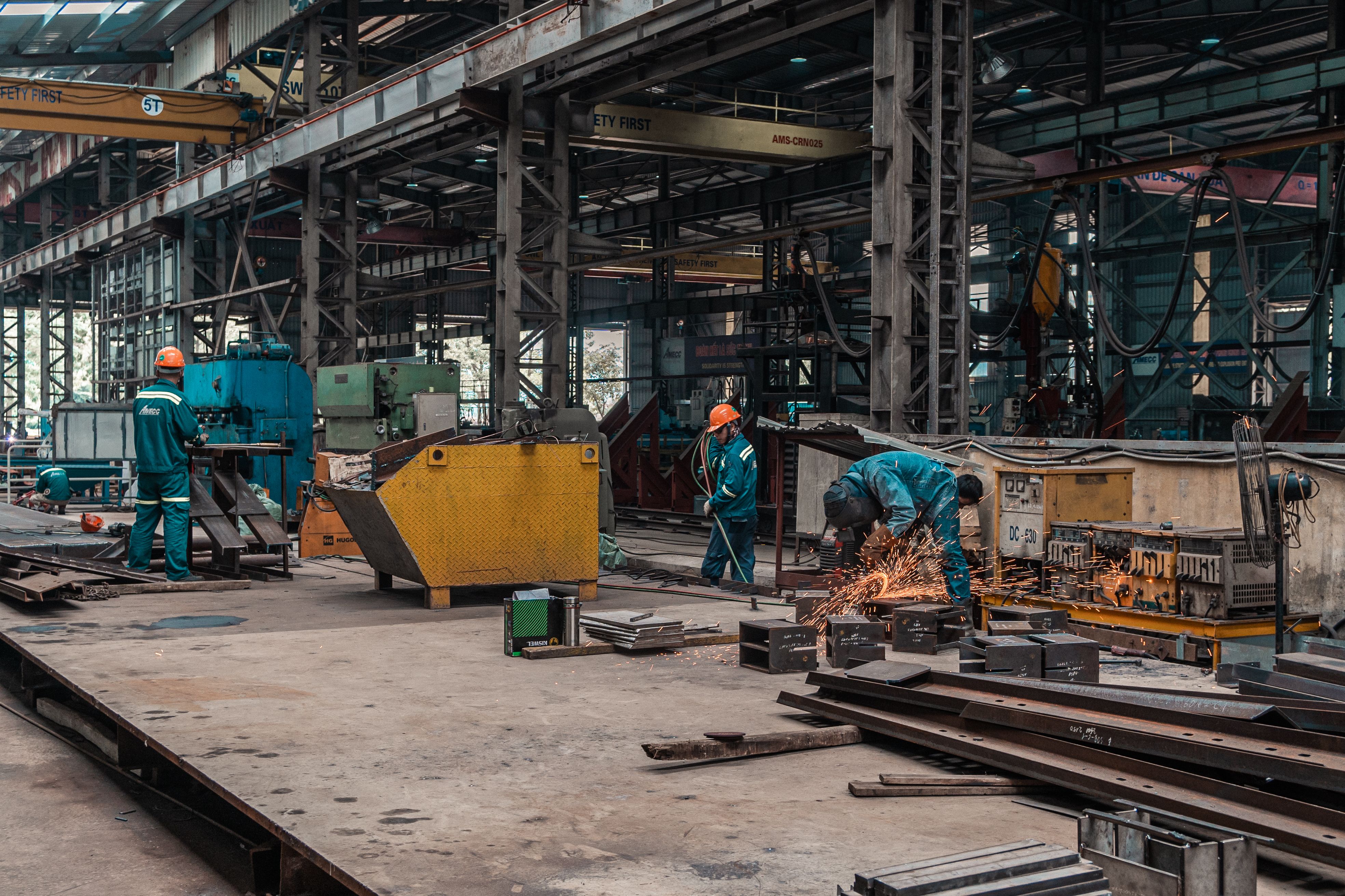 Ambiente de trabalho com equipamentos de proteção individual — perícia de insalubridade e periculosidade em Minas Gerais
